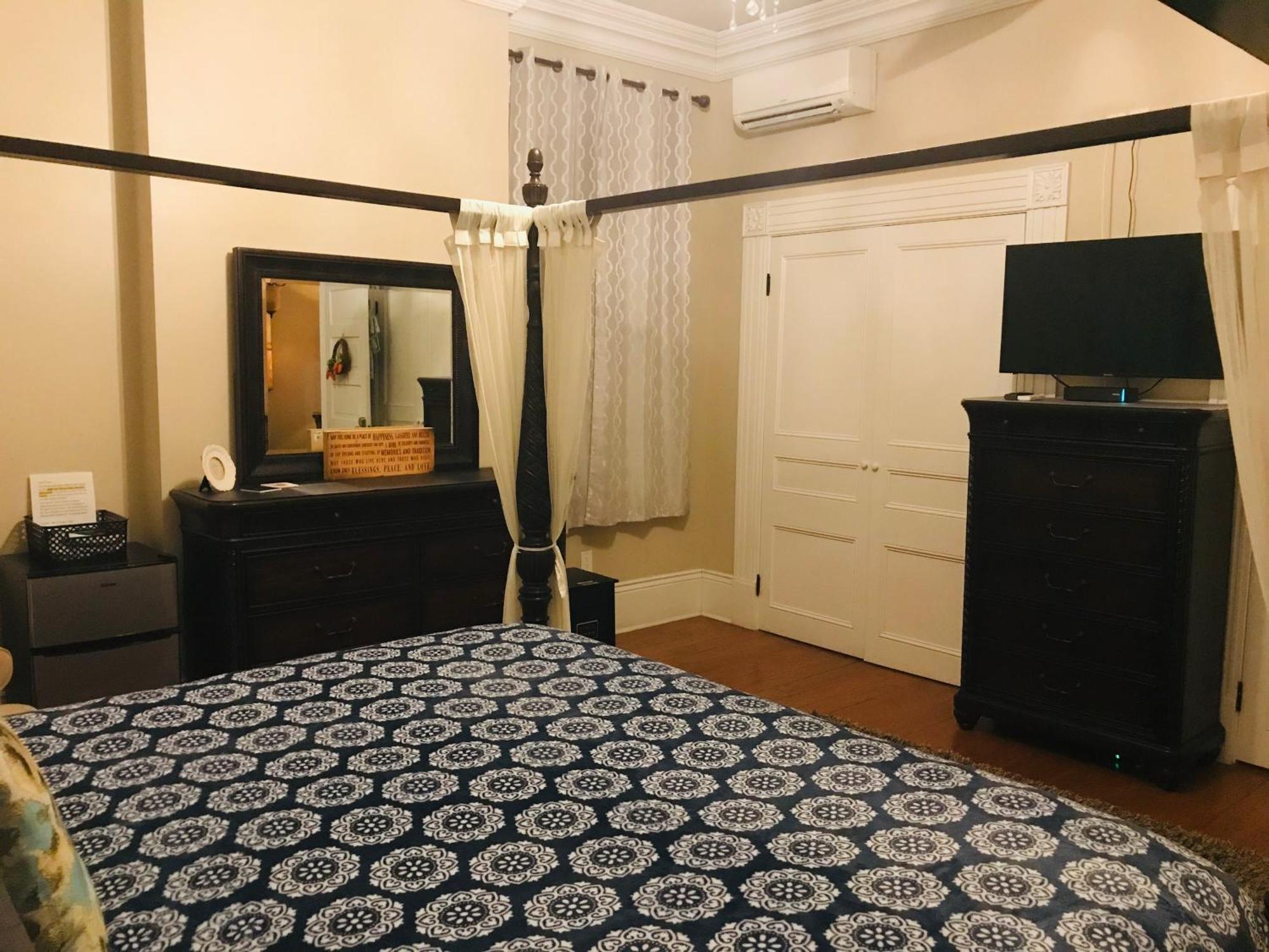 Wg Creole House 1850 Hotel New Orleans Room photo